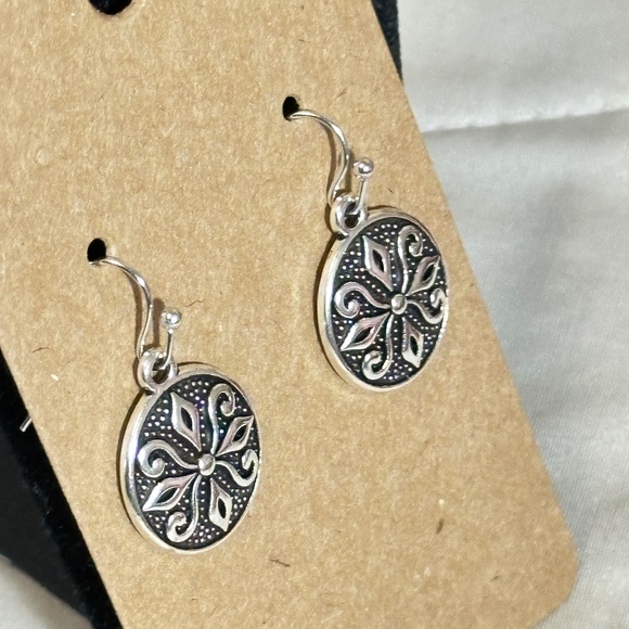 2/$20 Silver tone round disk  Celtic style filigree floral hook earrings NWOT - Picture 8 of 10